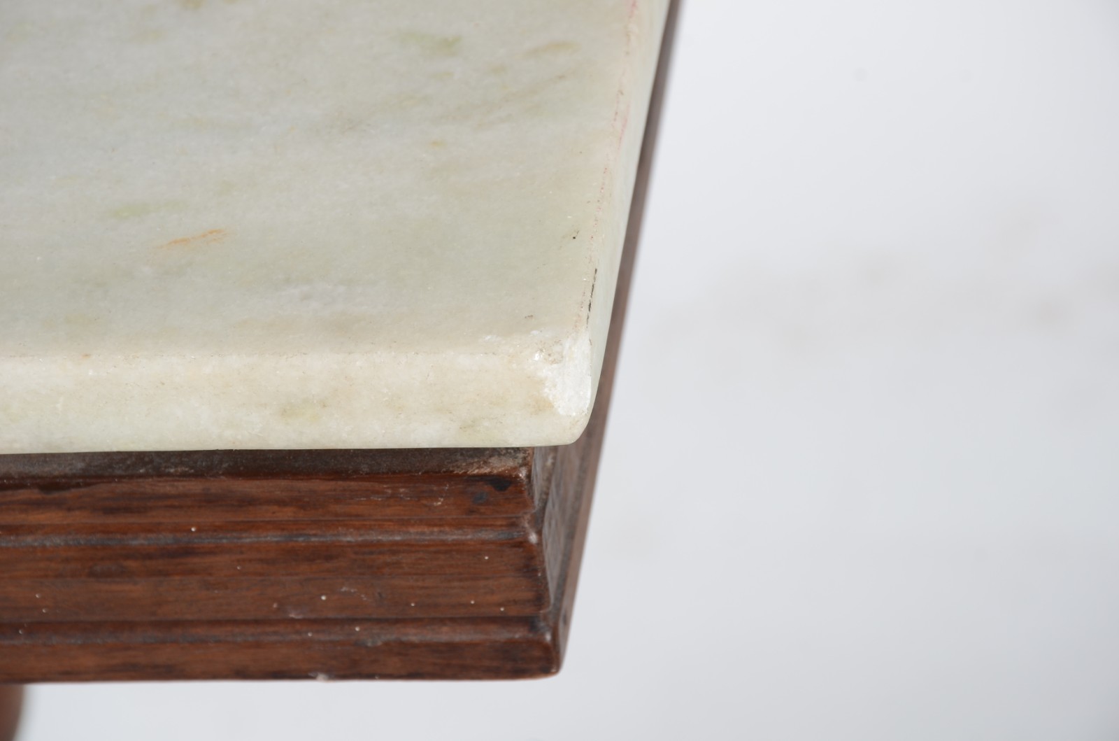 Mesa para bar de madeira, tampo feitio quadrado com mármore, tripé de... - foto 6 de 11