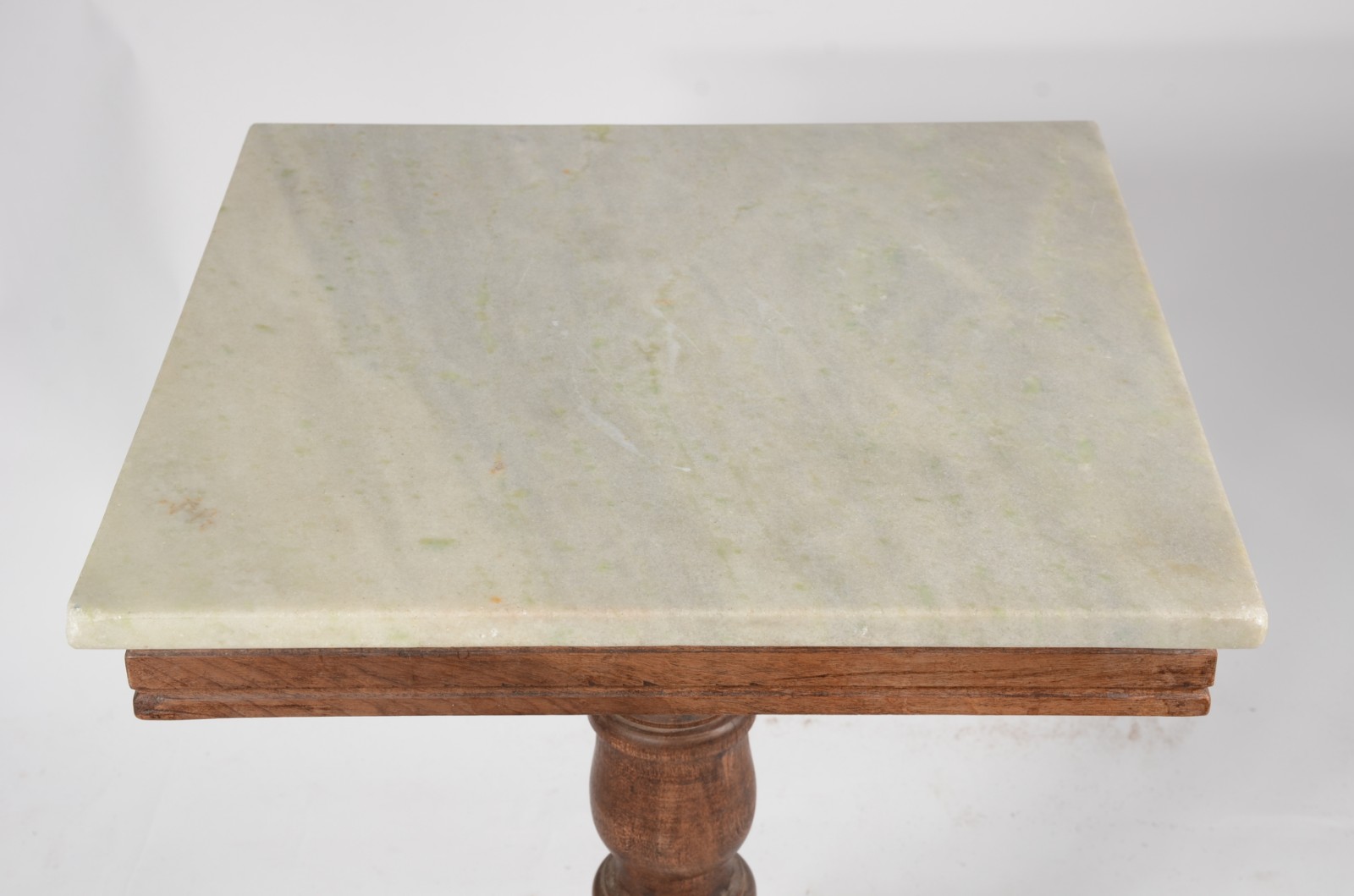 Mesa para bar de madeira, tampo feitio quadrado com mármore, tripé de... - foto 3 de 6