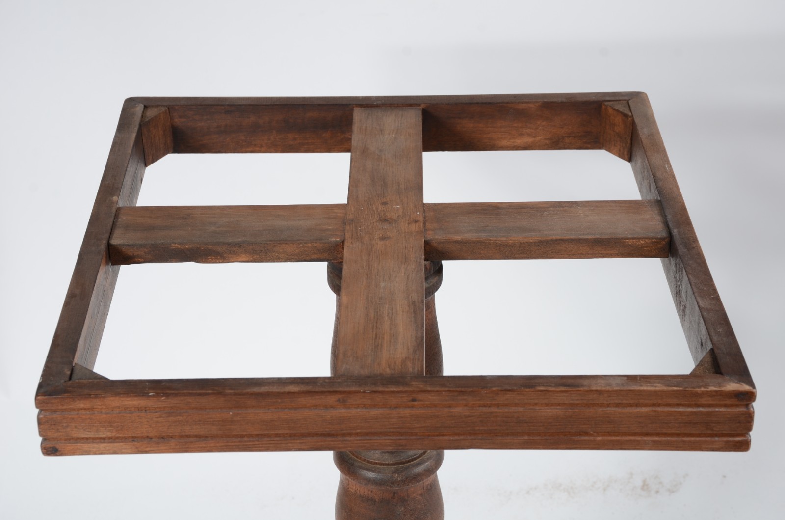 Mesa para bar de madeira, tampo feitio quadrado com mármore, tripé de... - foto 4 de 6
