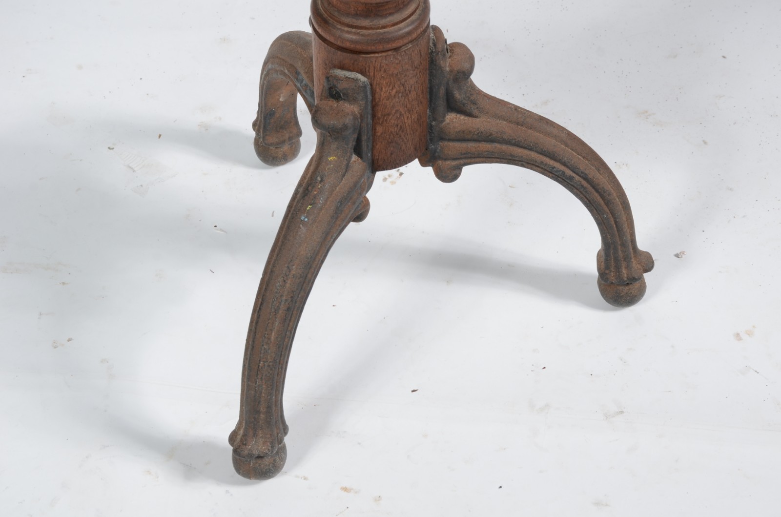 Mesa para bar de madeira, tampo feitio quadrado com mármore, tripé de... - foto 6 de 6