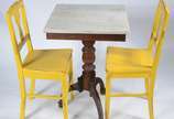 Mesa para bar de madeira, tampo feitio quadrado... - Mesa para bar de madeira, tampo feitio quadrado com mármore, tripé de metal trabalhado. Acompanha par de cadeiras de madeira pintadas de amarelo.