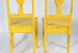 Mesa para bar de madeira, tampo feitio quadrado... - Mesa para bar de madeira, tampo feitio quadrado com mármore, tripé de metal trabalhado. Acompanha par de cadeiras de madeira pintadas de amarelo.