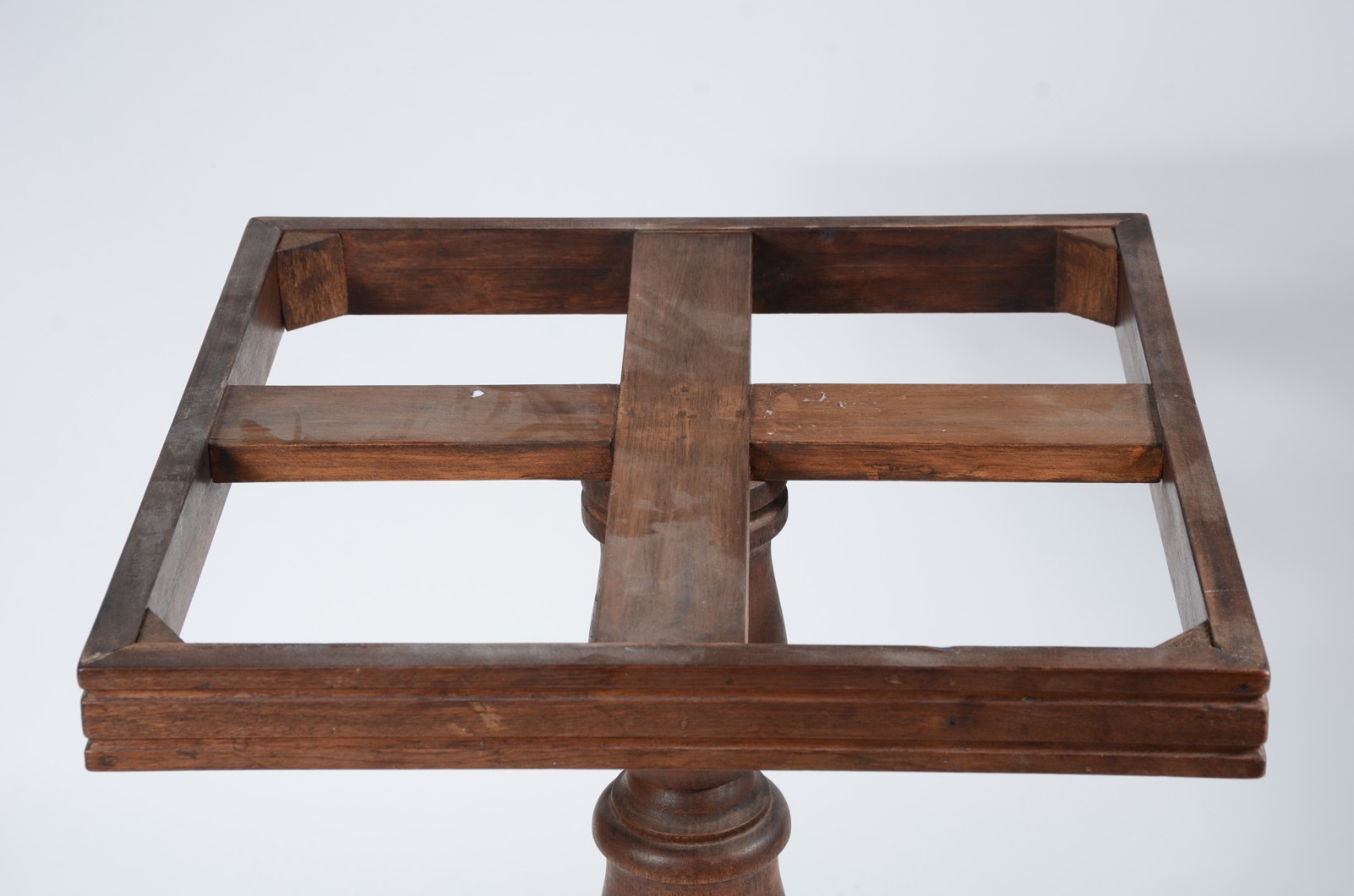 Mesa para bar de madeira, tampo feitio quadrado com mármore, tripé de... - foto 6 de 6