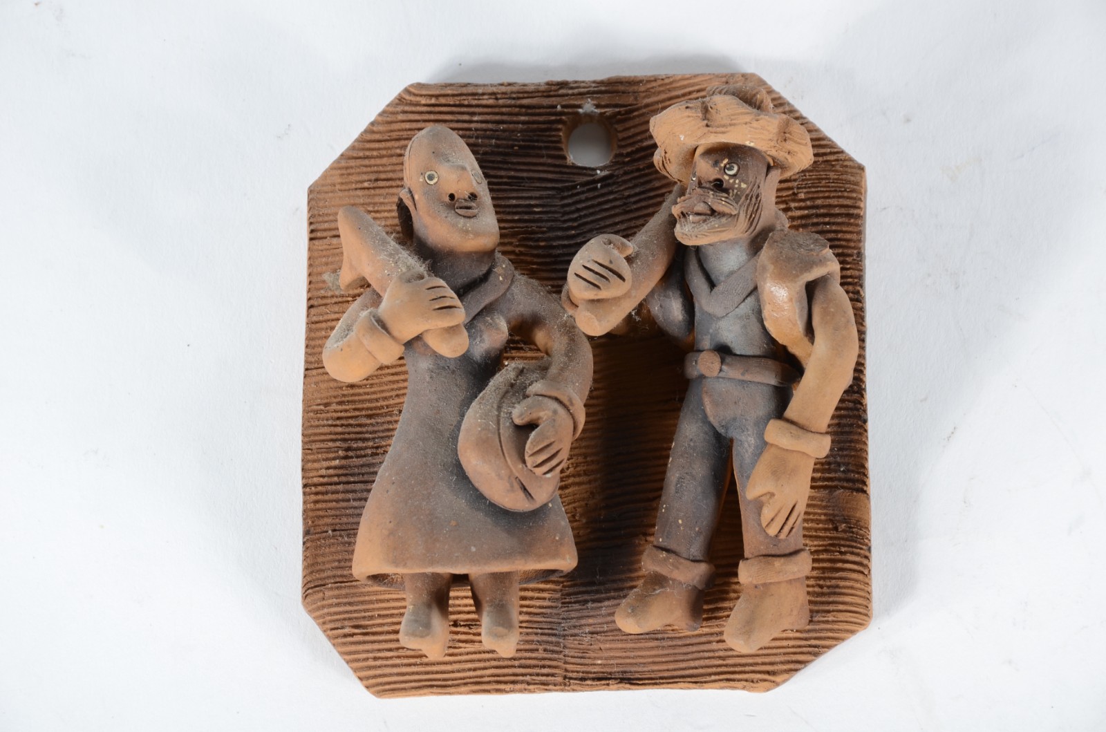 Arte Popular - Grupo escultórico de cerâmica representando casal... - foto 1 de 3
