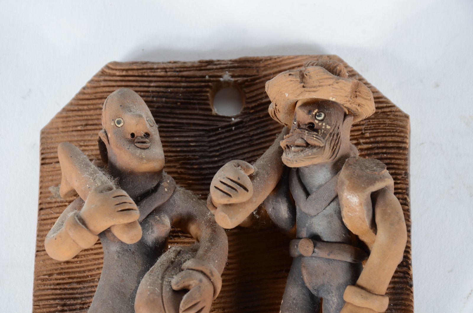 Arte Popular - Grupo escultórico de cerâmica representando casal... - foto 2 de 3