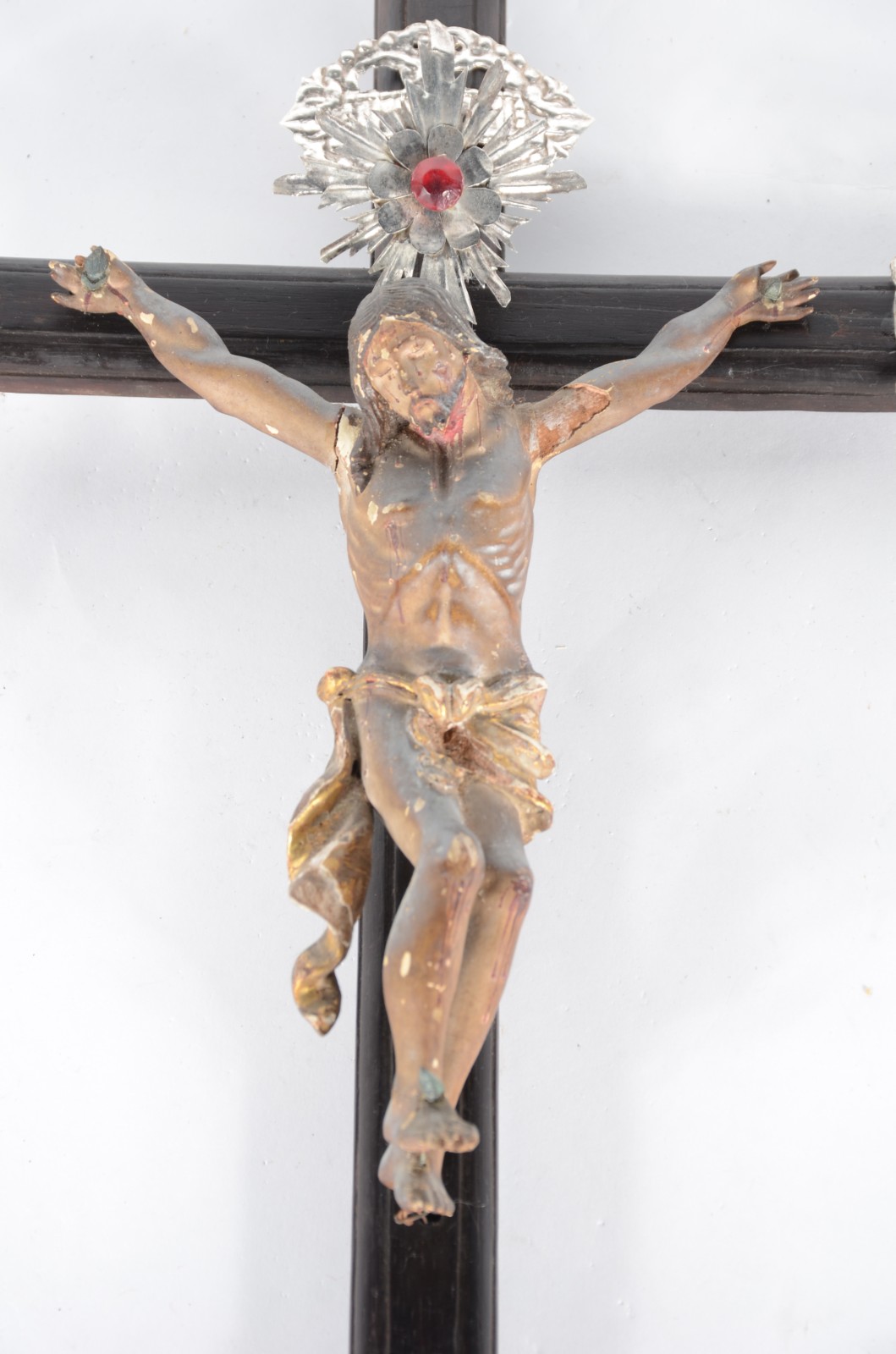 Crucifixo com figura de Cristo de madeira policromada. Desgastes. - foto 2 de 10