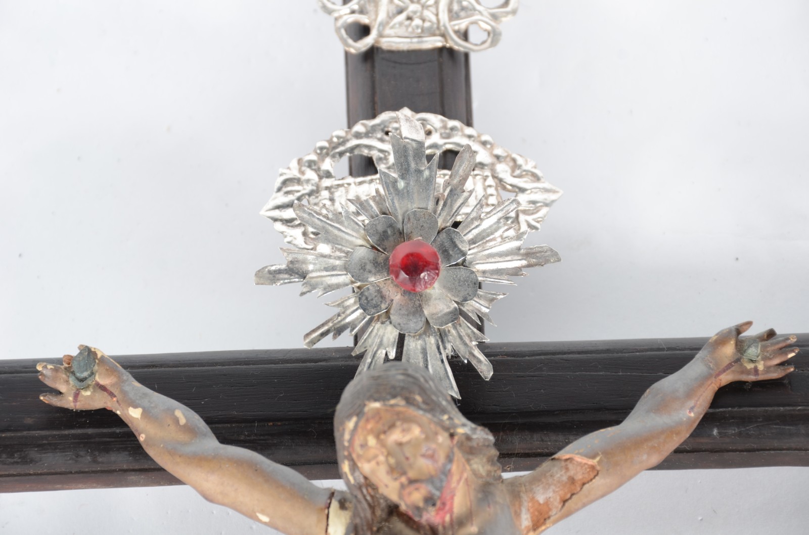 Crucifixo com figura de Cristo de madeira policromada. Desgastes. - foto 3 de 10