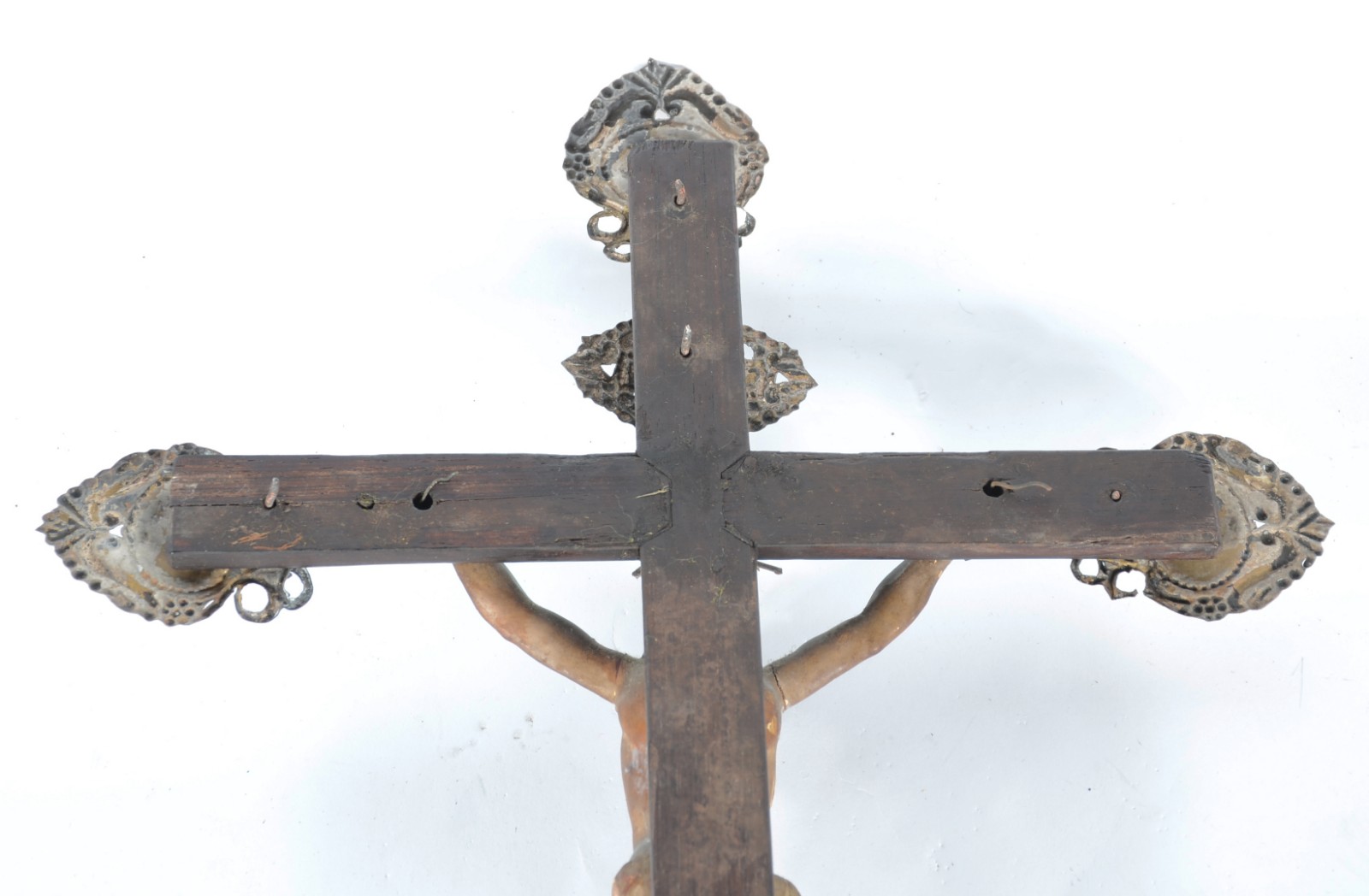 Crucifixo com figura de Cristo de madeira policromada. Desgastes. - foto 5 de 10