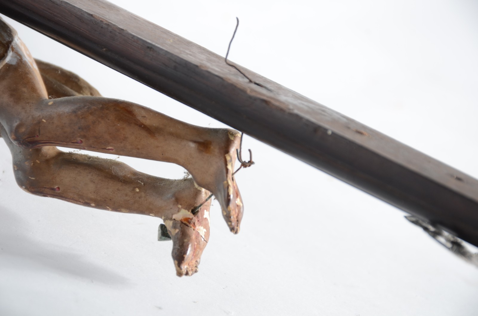 Crucifixo com figura de Cristo de madeira policromada. Desgastes. - foto 7 de 10