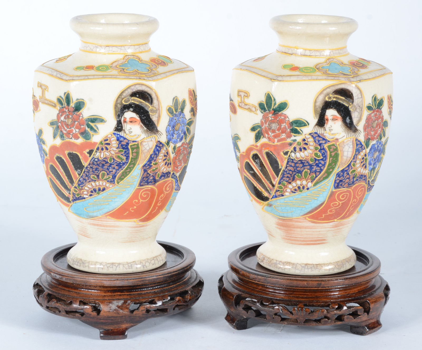 Par de vasos de faiança oriental ao gosto Satzuma, bases de madeira. - foto 1 de 6