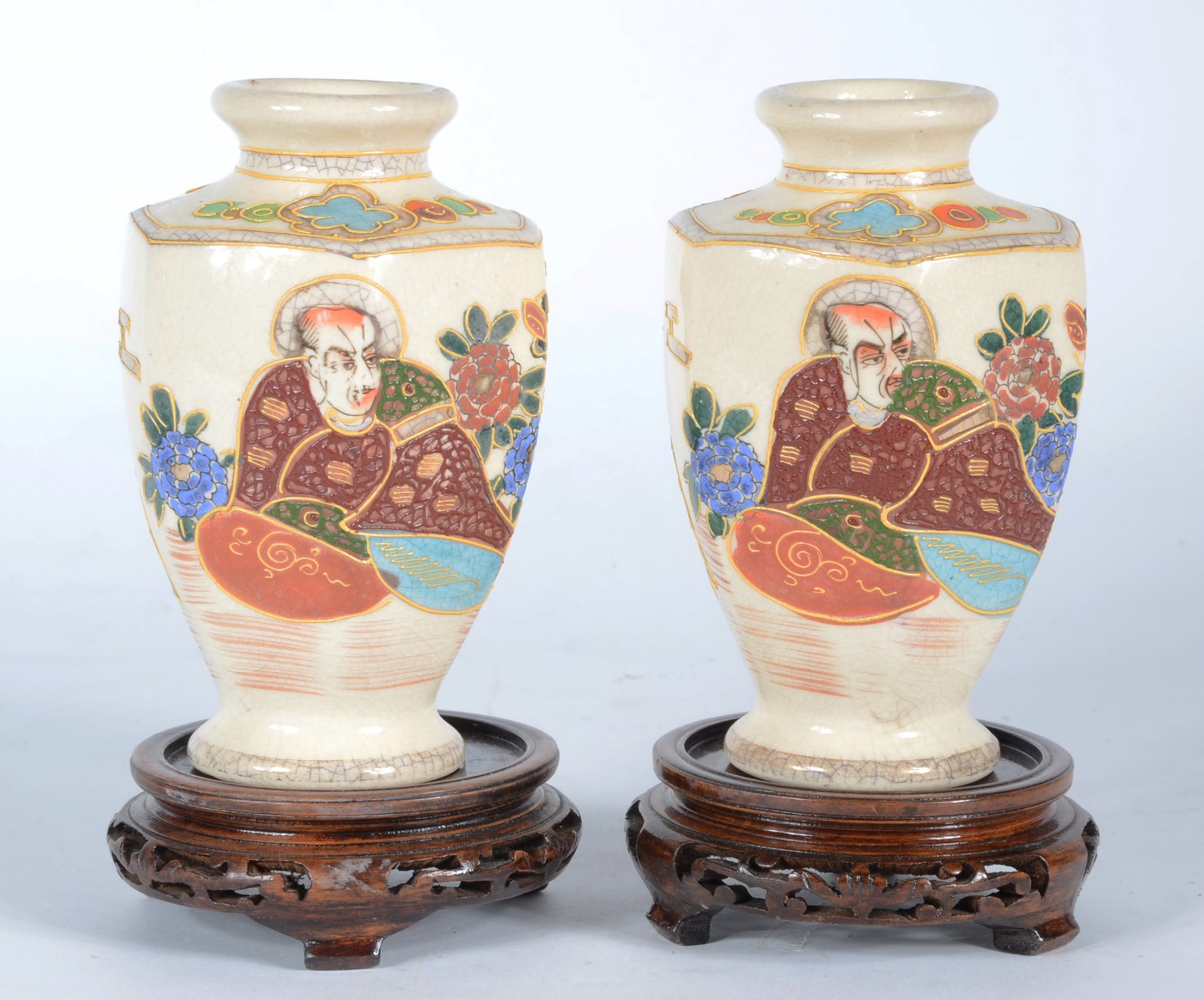 Par de vasos de faiança oriental ao gosto Satzuma, bases de madeira. - foto 2 de 6