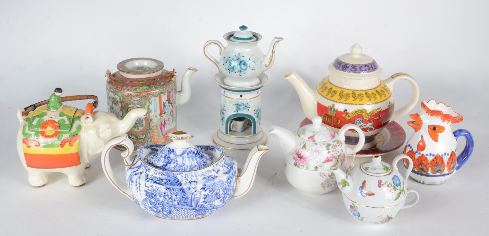 Conjunto com 8 bules de porcelana de diversas procedências e modelos. - foto 1 de 11