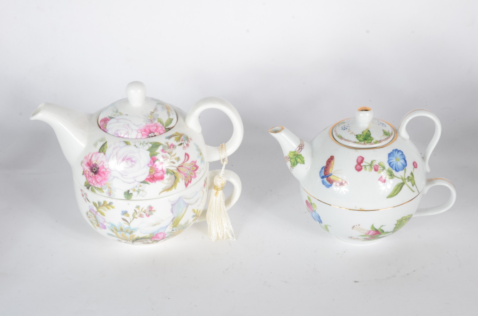 Conjunto com 8 bules de porcelana de diversas procedências e modelos. - foto 4 de 11