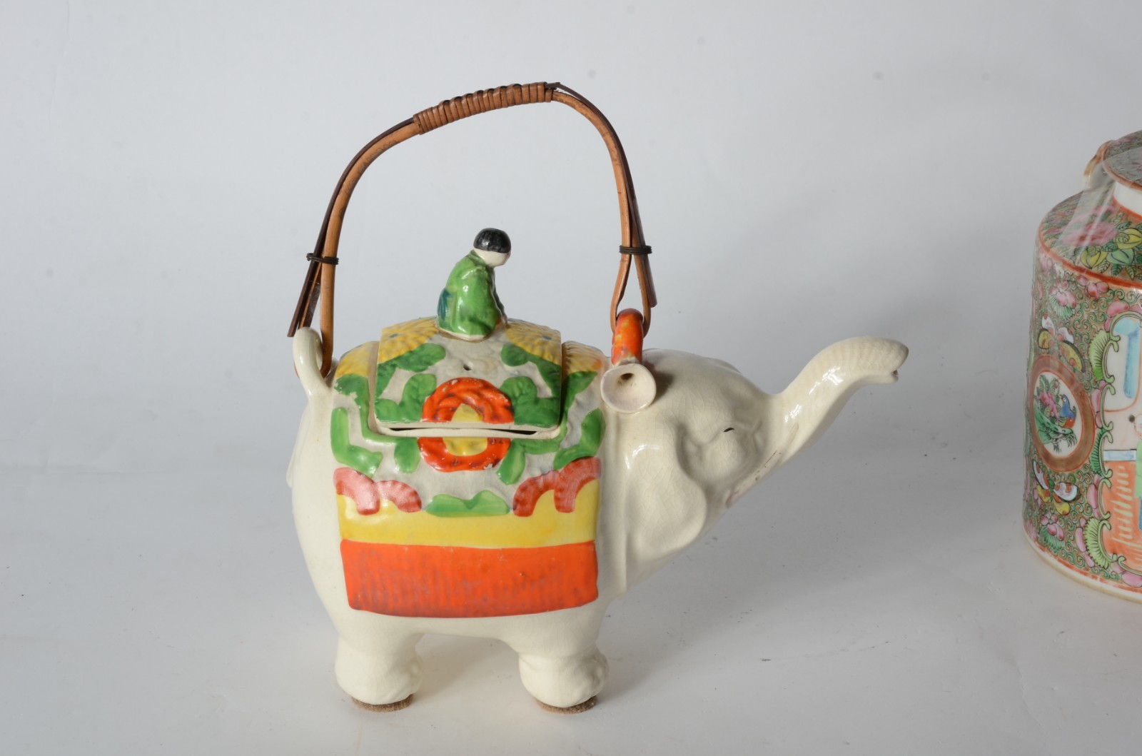 Conjunto com 8 bules de porcelana de diversas procedências e modelos. - foto 7 de 11