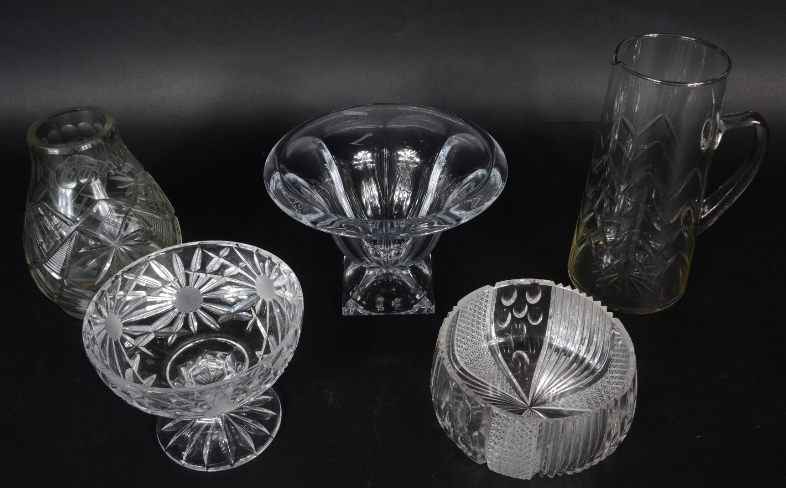 Cinco peças diversas de cristal, sendo duas fruteiras (uma facetada e... - foto 2 de 6