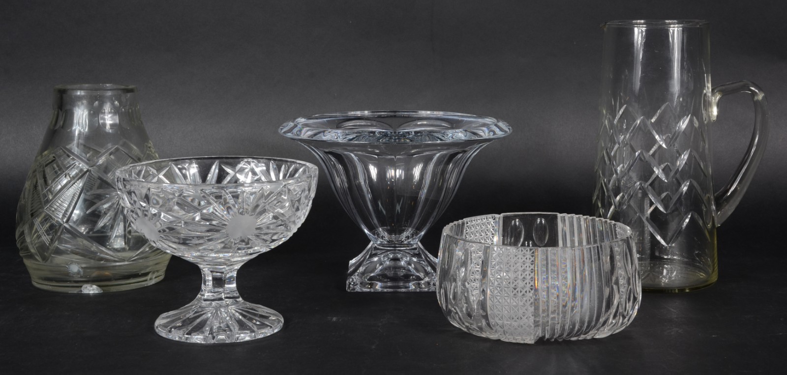 Cinco peças diversas de cristal, sendo duas fruteiras (uma facetada e... - foto 1 de 6