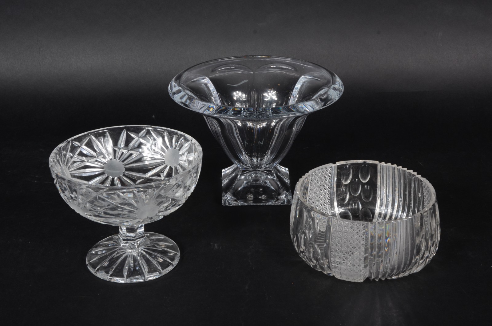 Cinco peças diversas de cristal, sendo duas fruteiras (uma facetada e... - foto 3 de 6