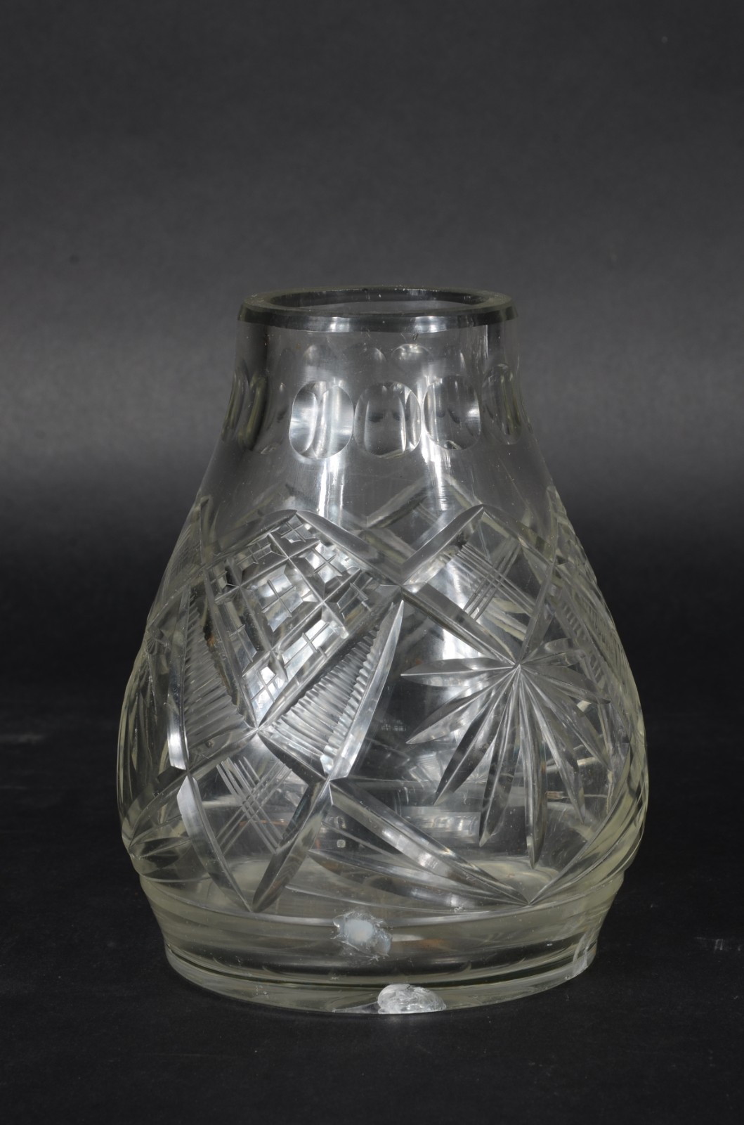 Cinco peças diversas de cristal, sendo duas fruteiras (uma facetada e... - foto 4 de 6
