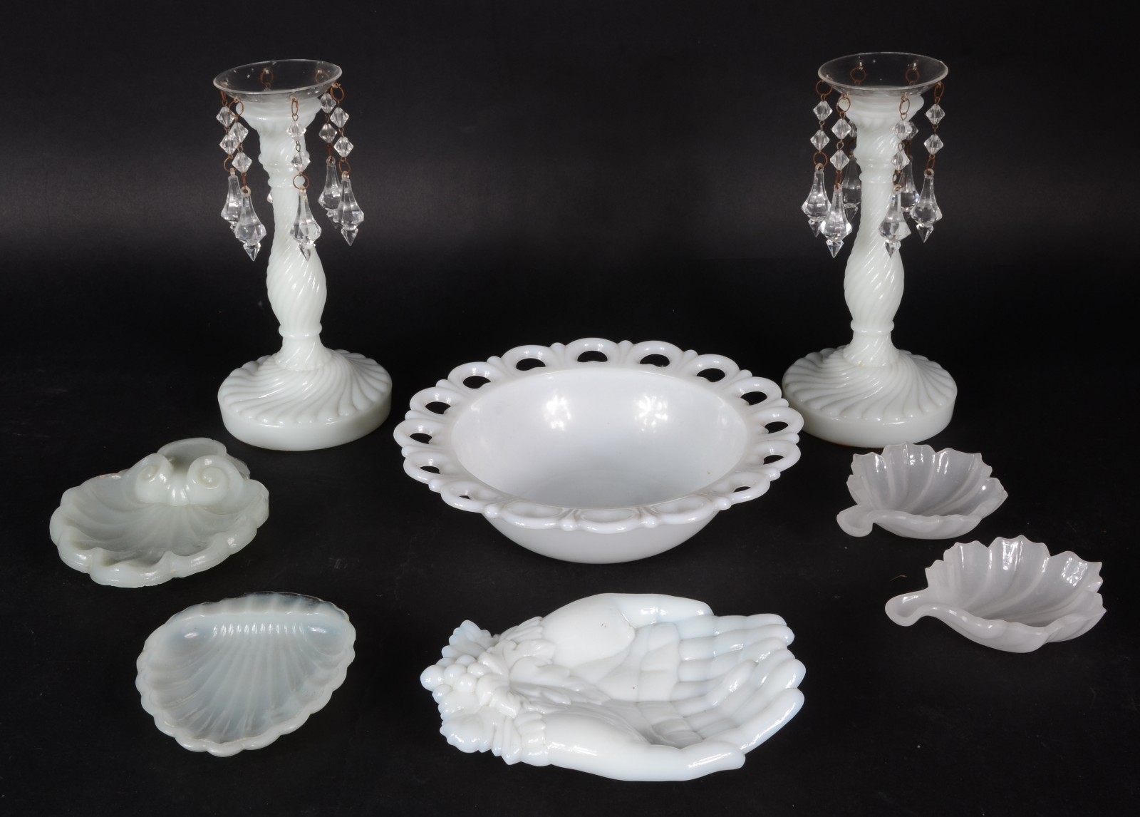 Diversas peças em “milkglass” e opalina, sendo: par de castiçais, 3... - foto 1 de 11
