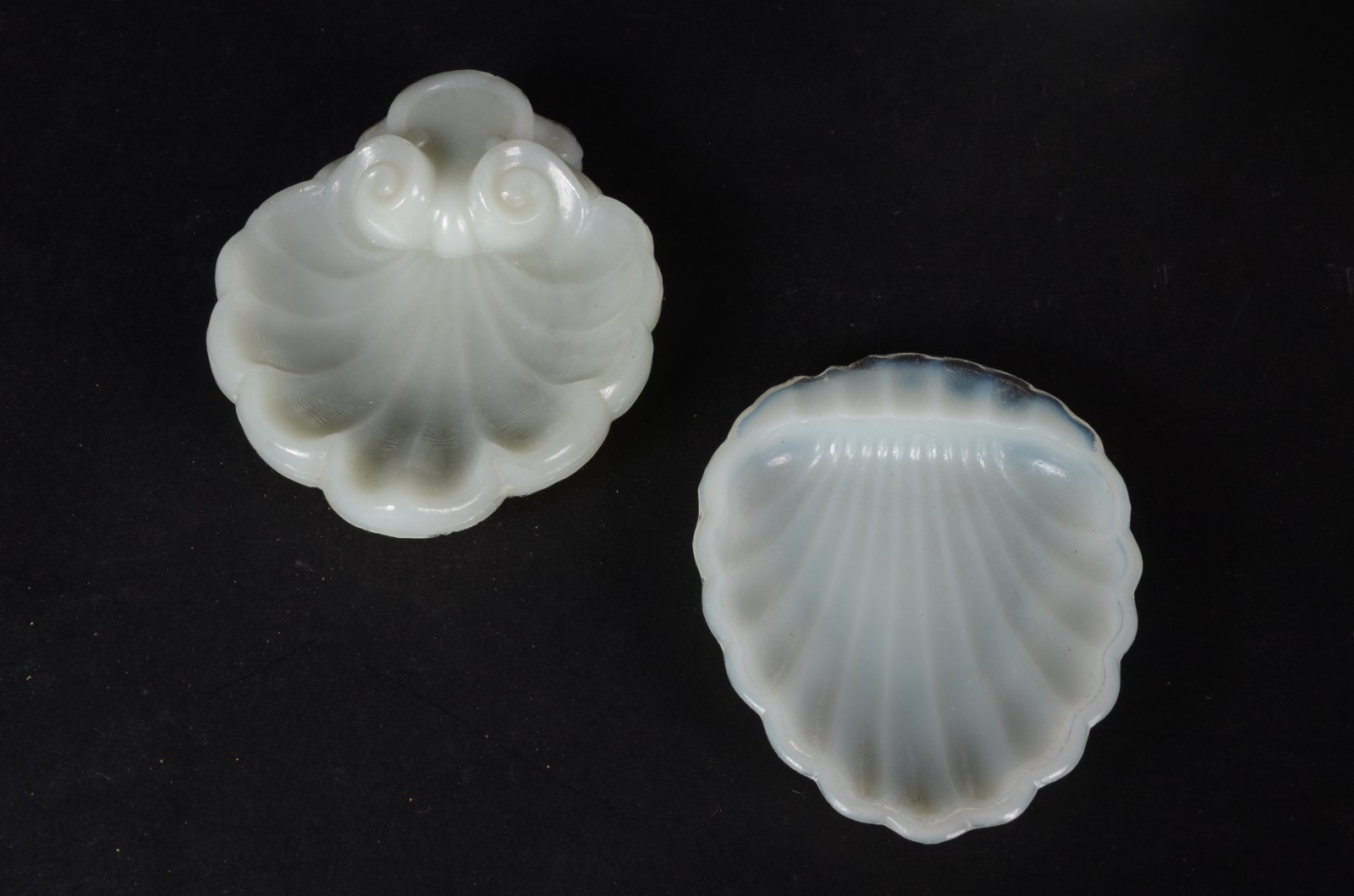 Diversas peças em “milkglass” e opalina, sendo: par de castiçais, 3... - foto 3 de 11