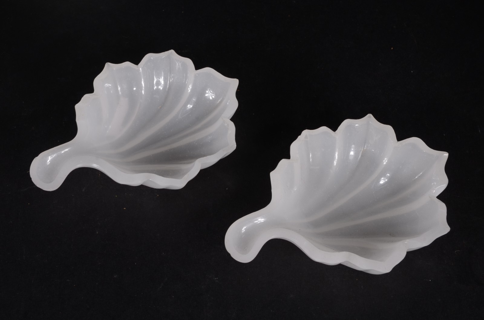 Diversas peças em “milkglass” e opalina, sendo: par de castiçais, 3... - foto 6 de 11
