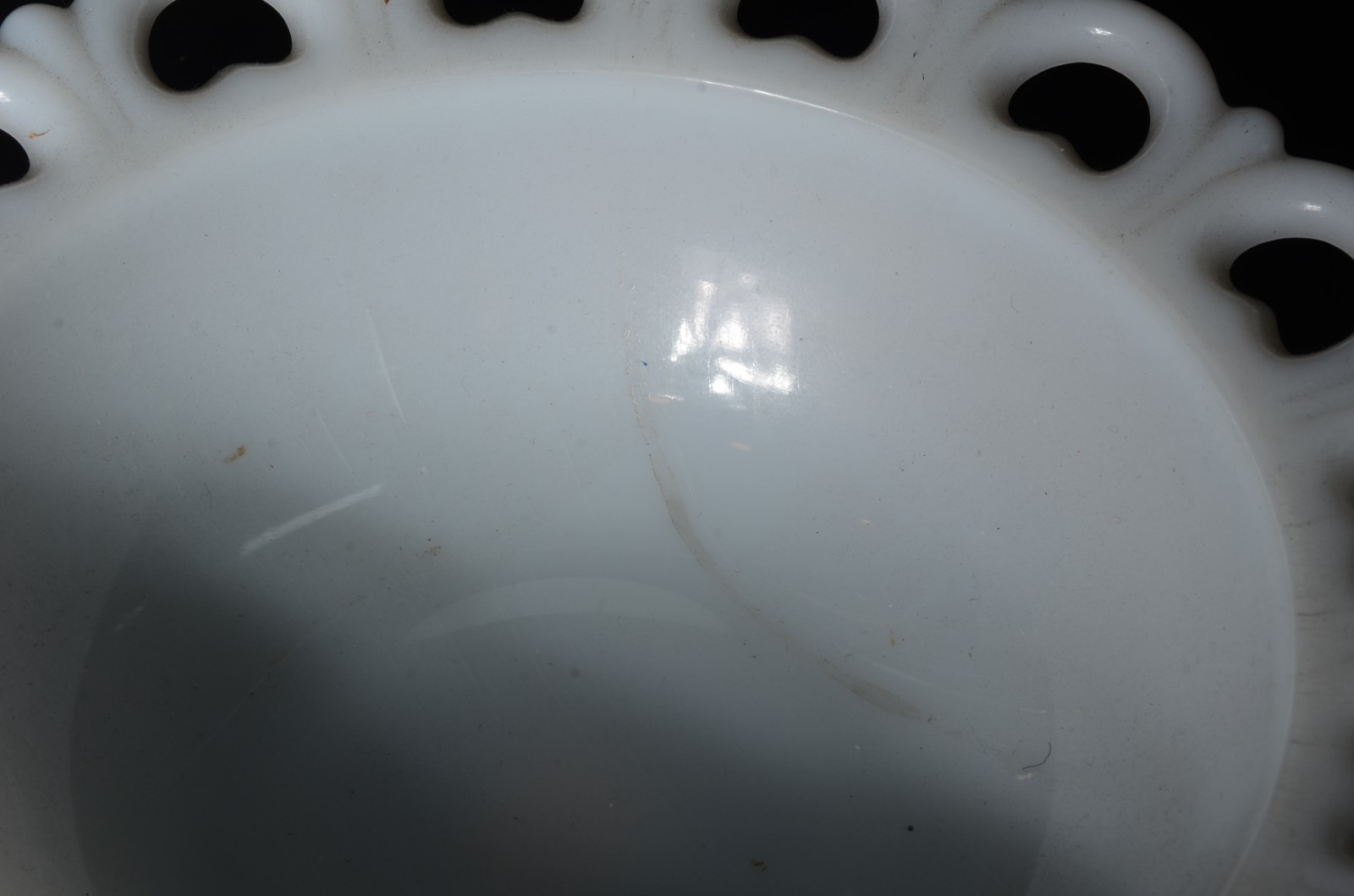 Diversas peças em “milkglass” e opalina, sendo: par de castiçais, 3... - foto 8 de 11