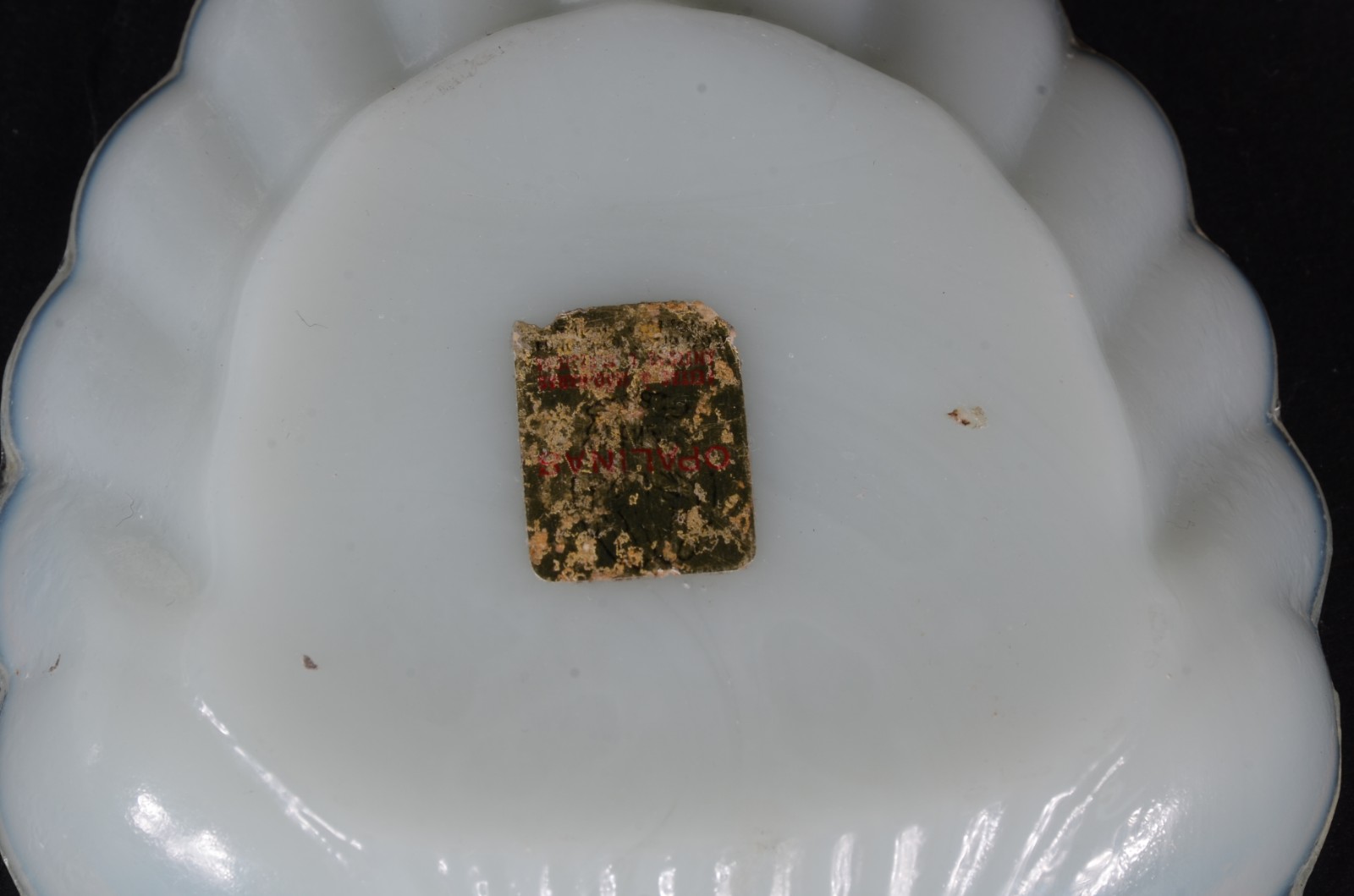 Diversas peças em “milkglass” e opalina, sendo: par de castiçais, 3... - foto 9 de 11