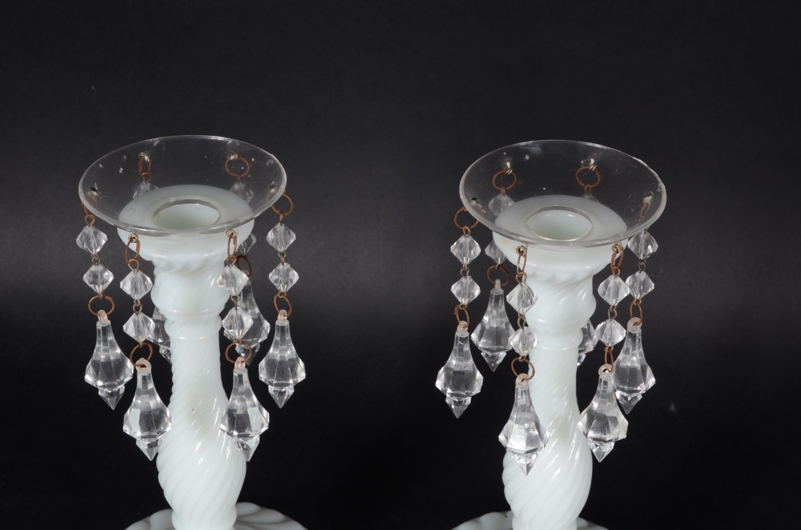 Diversas peças em “milkglass” e opalina, sendo: par de castiçais, 3... - foto 11 de 11