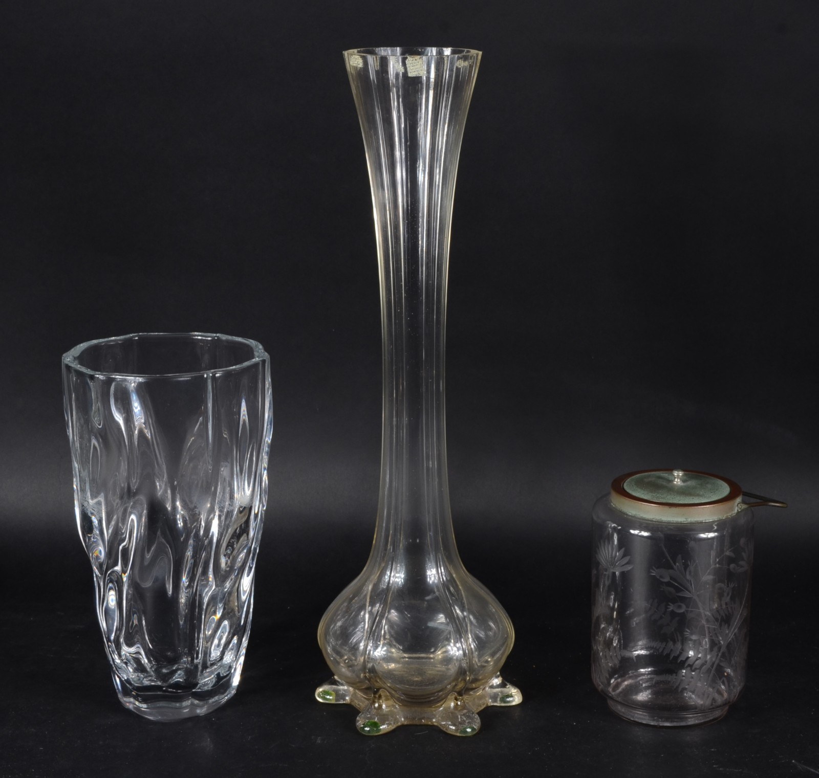 Três peças diversas de cristal, sendo: vaso lapidado; , Solifleur com... - foto 1 de 7