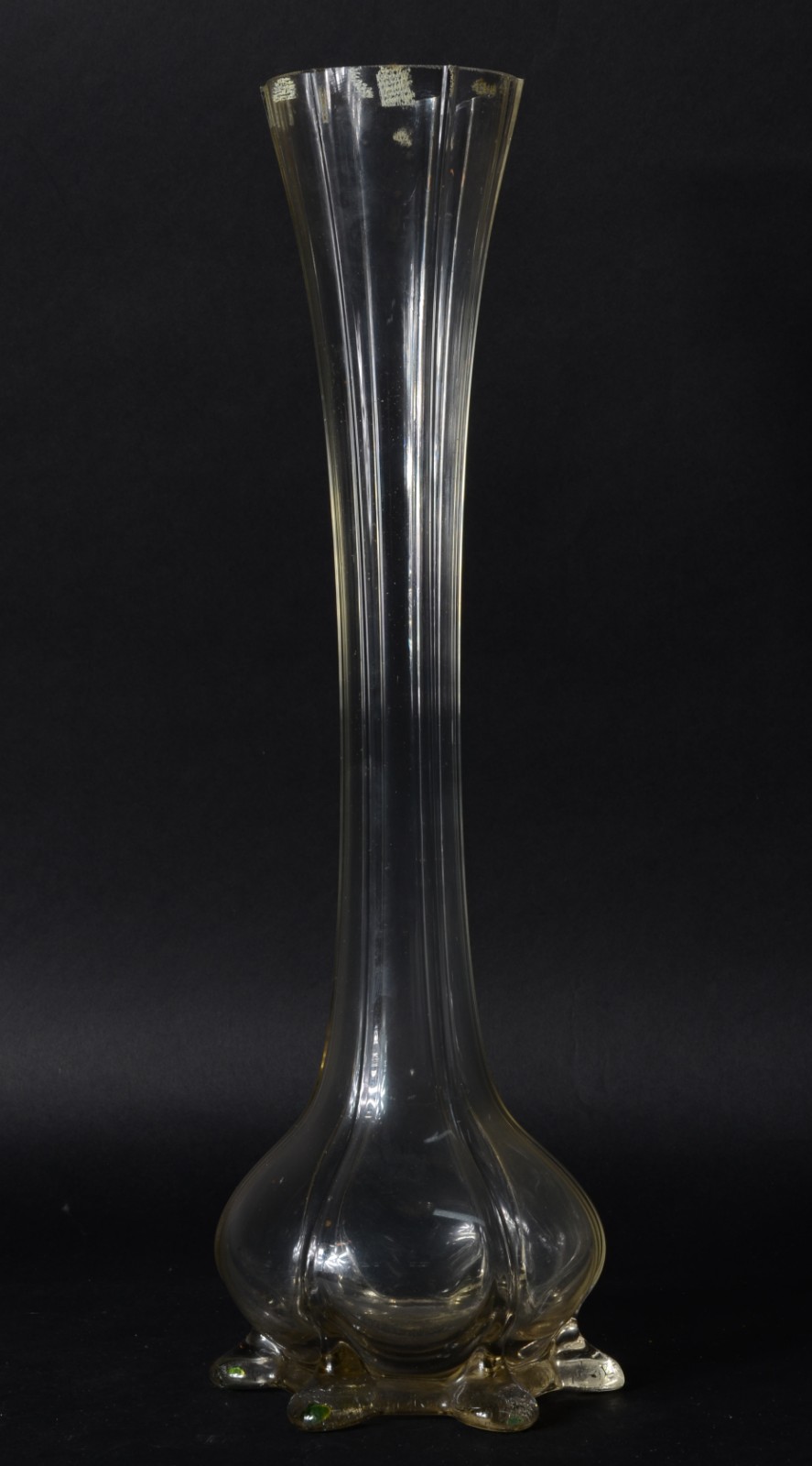Três peças diversas de cristal, sendo: vaso lapidado; , Solifleur com... - foto 2 de 7