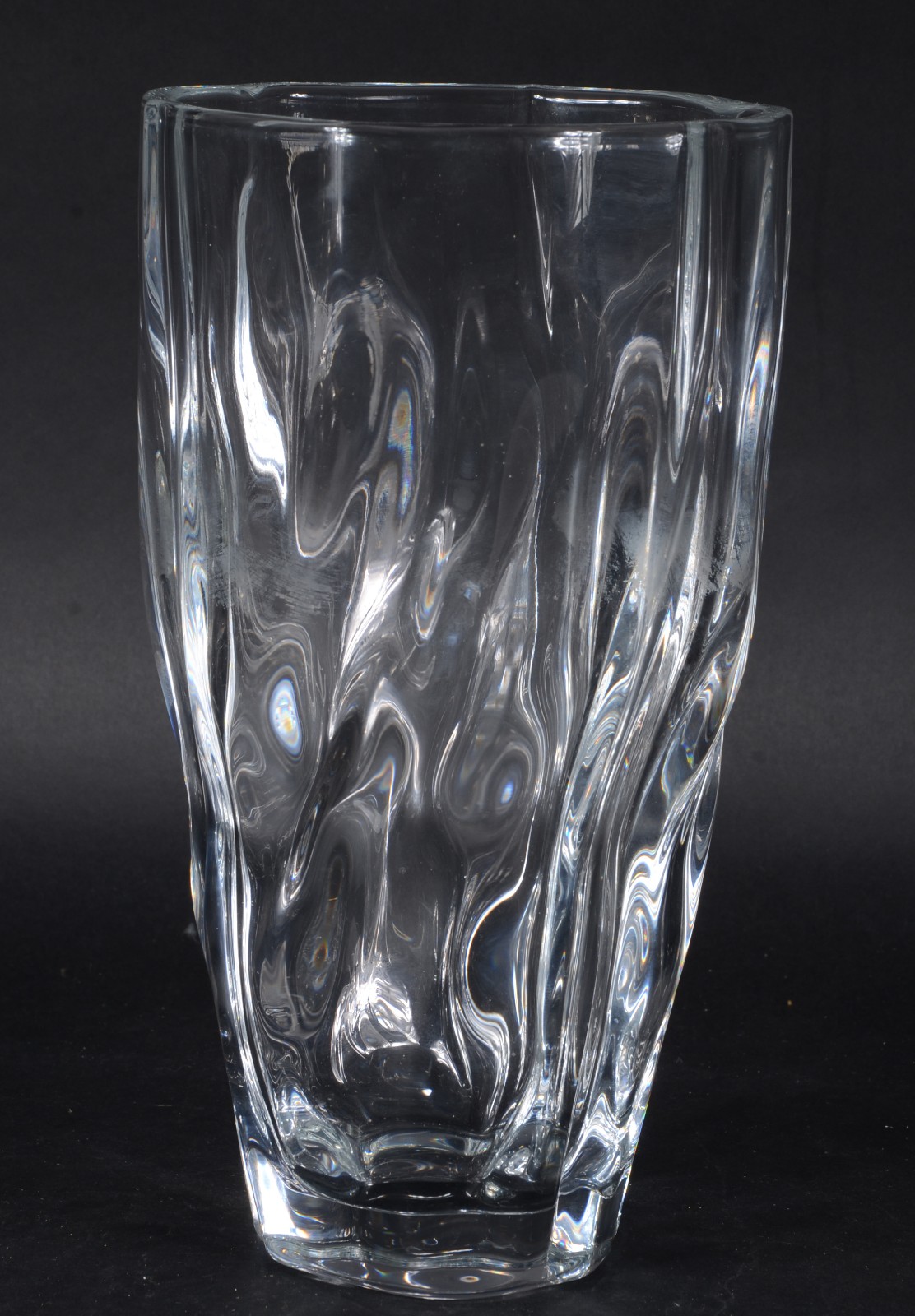 Três peças diversas de cristal, sendo: vaso lapidado; , Solifleur com... - foto 3 de 7