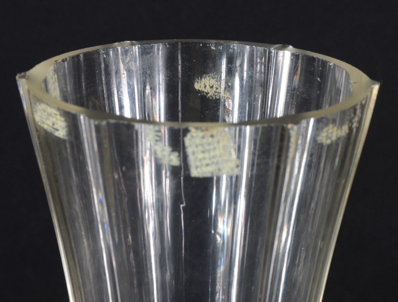 Três peças diversas de cristal, sendo: vaso lapidado; , Solifleur com... - foto 7 de 7