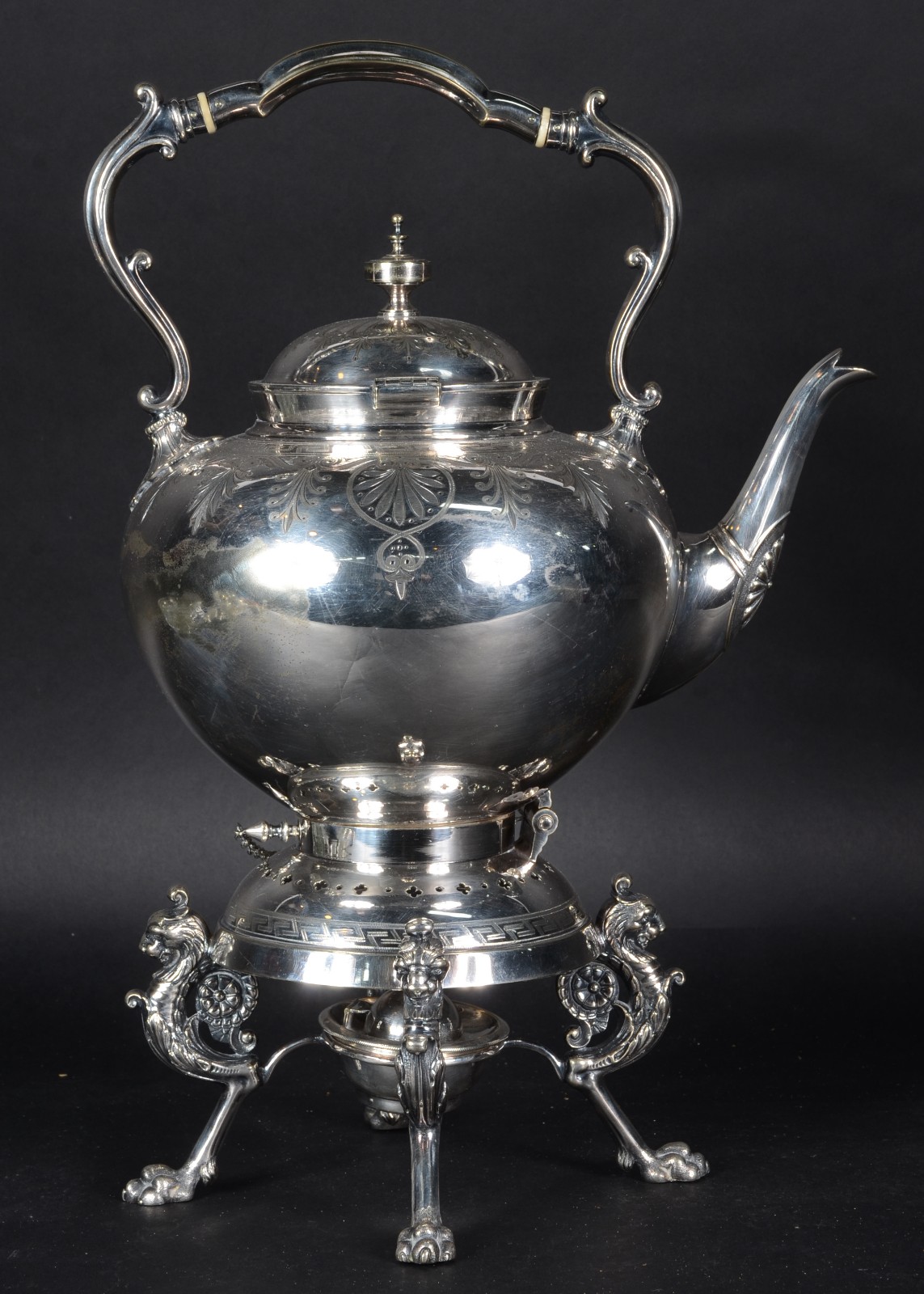 Belíssimo samovar de metal prateado ricamente cinzelado, base com... - foto 2 de 7