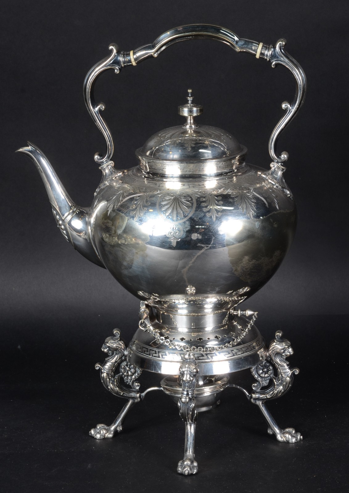 Belíssimo samovar de metal prateado ricamente cinzelado, base com... - foto 1 de 7