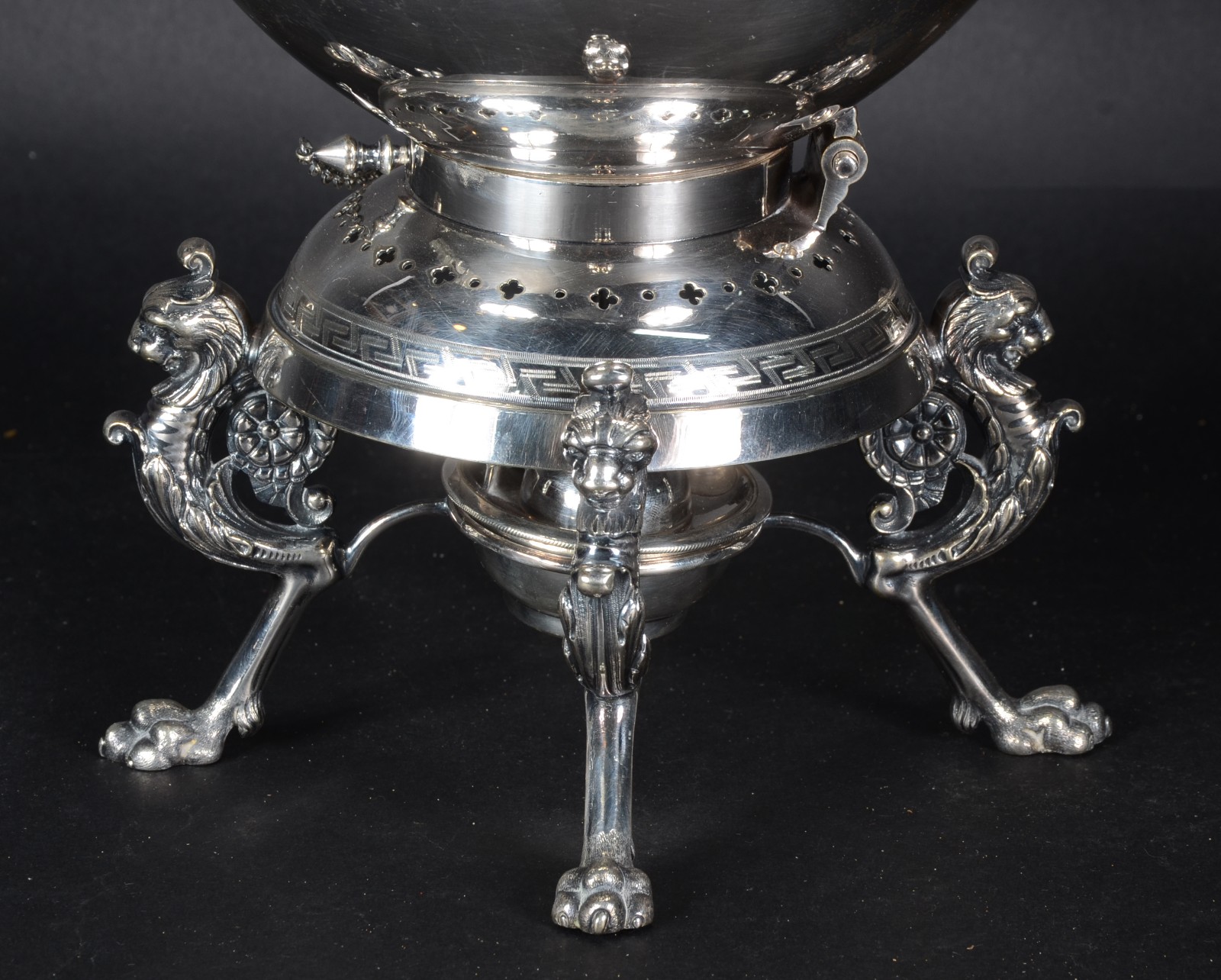 Belíssimo samovar de metal prateado ricamente cinzelado, base com... - foto 3 de 7