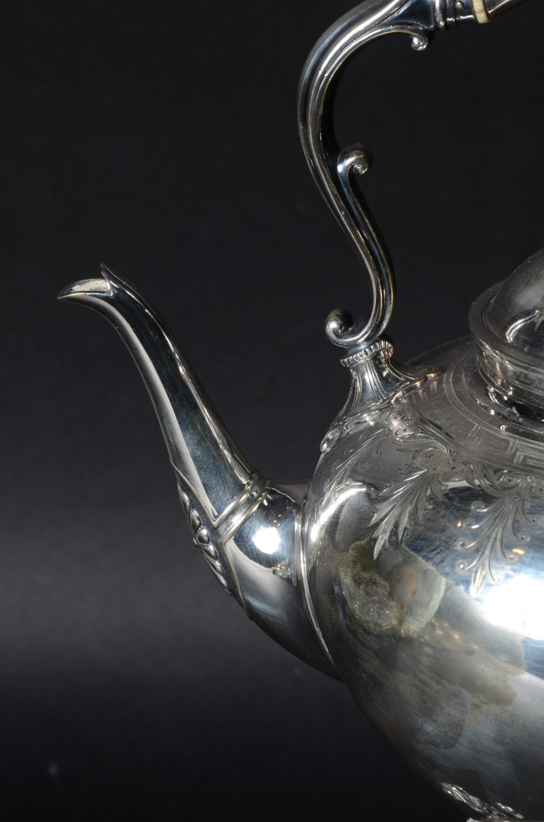 Belíssimo samovar de metal prateado ricamente cinzelado, base com... - foto 4 de 7