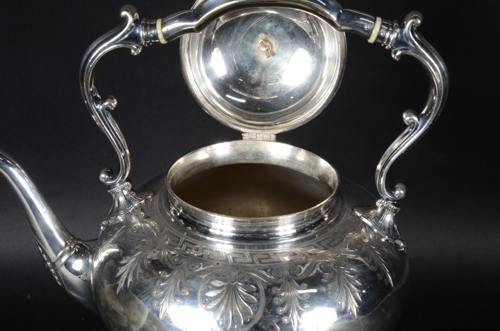 Belíssimo samovar de metal prateado ricamente cinzelado, base com... - foto 5 de 7