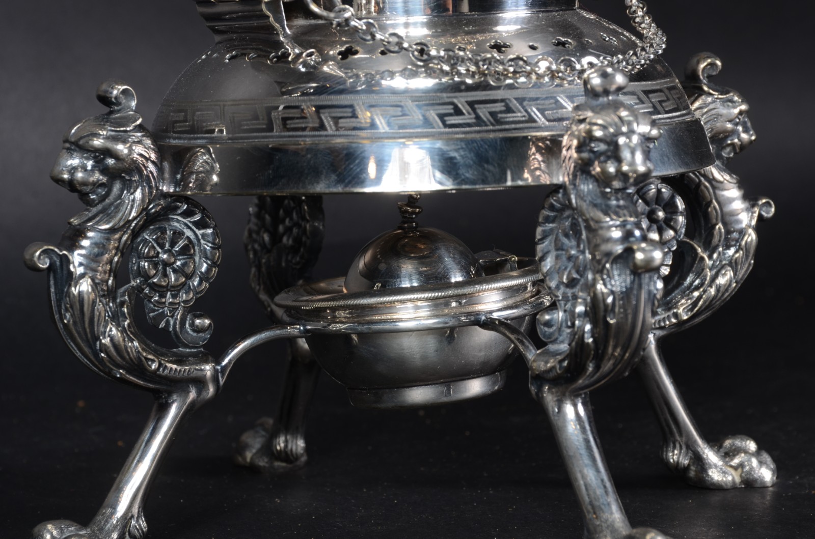 Belíssimo samovar de metal prateado ricamente cinzelado, base com... - foto 6 de 7