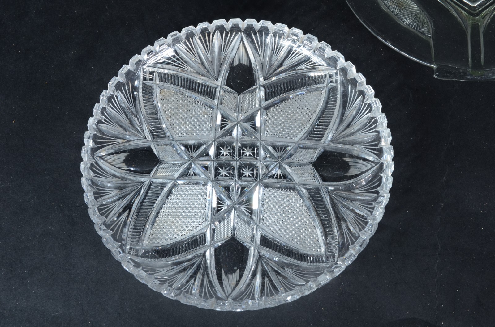 Três pratos para sobremesa de vidro/cristal lapidado. - foto 4 de 5