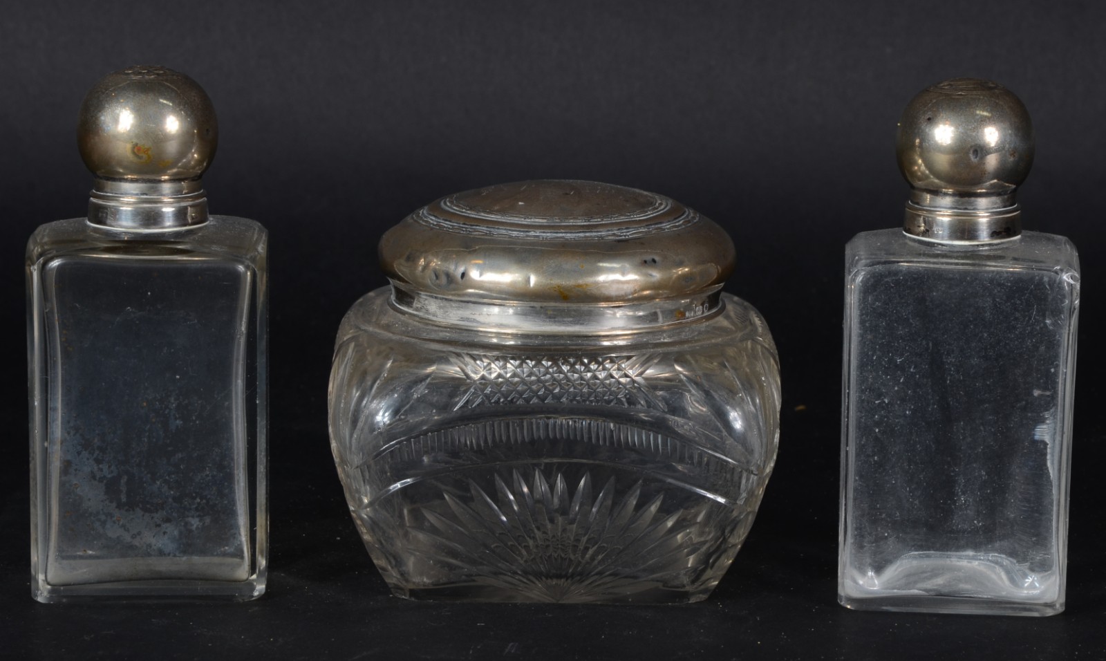 Diversas peças, sendo: 2 perfumeiros e poseira de cristal com tampas... - foto 1 de 5