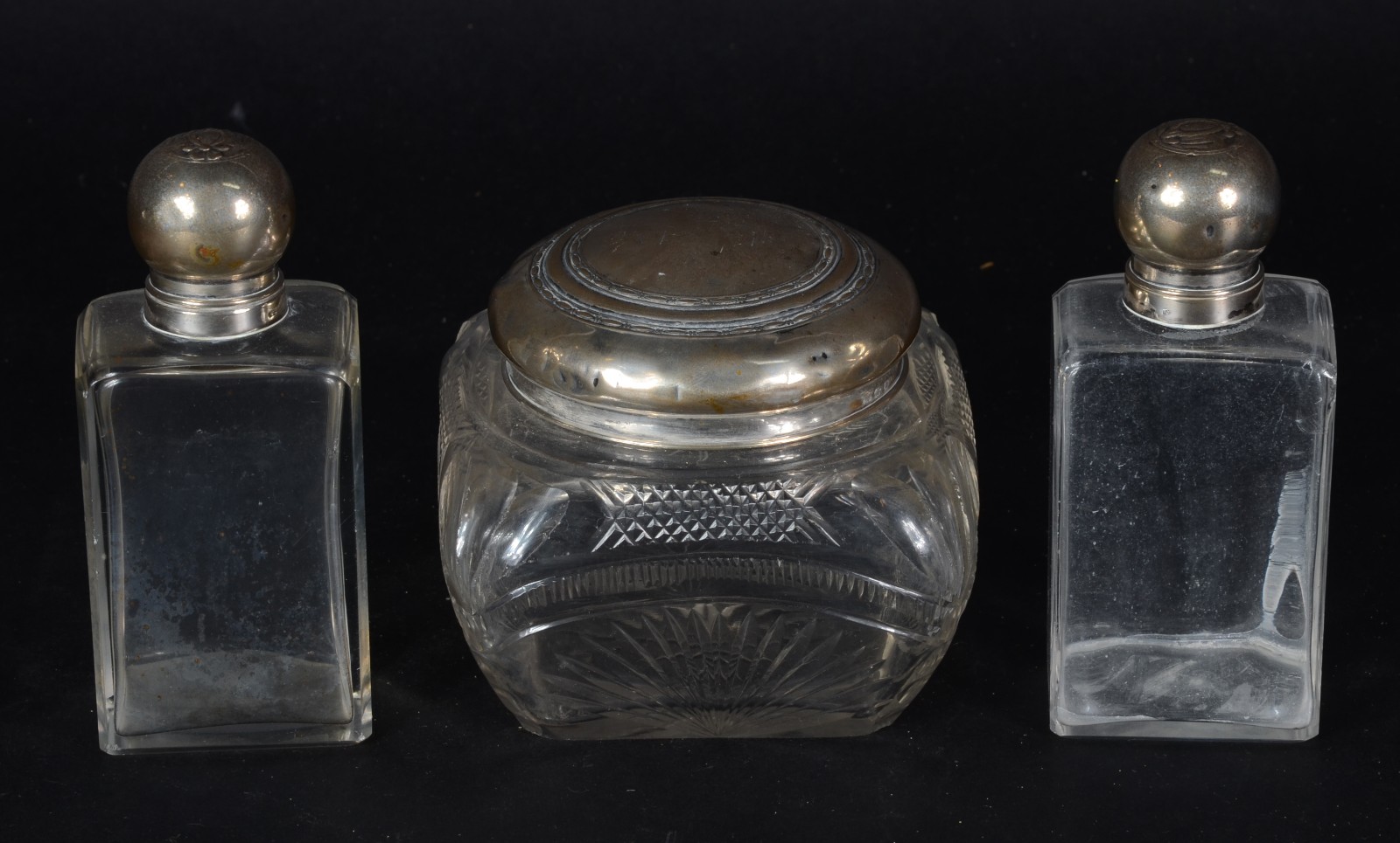 Diversas peças, sendo: 2 perfumeiros e poseira de cristal com tampas... - foto 2 de 5