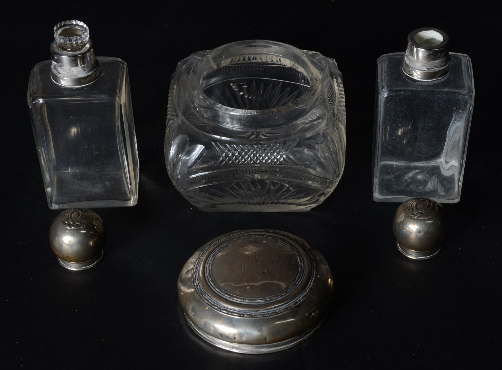 Diversas peças, sendo: 2 perfumeiros e poseira de cristal com tampas... - foto 3 de 5