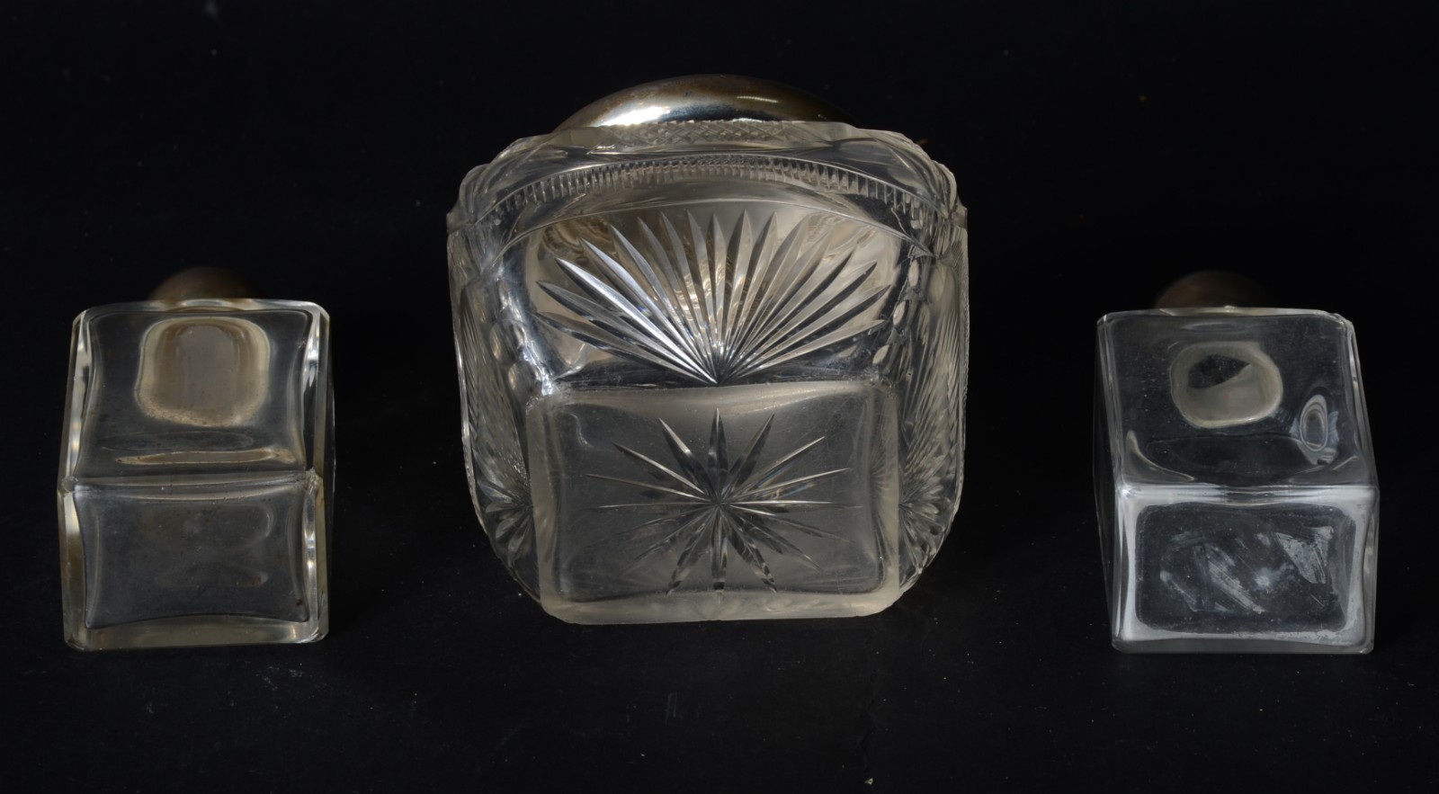 Diversas peças, sendo: 2 perfumeiros e poseira de cristal com tampas... - foto 4 de 5