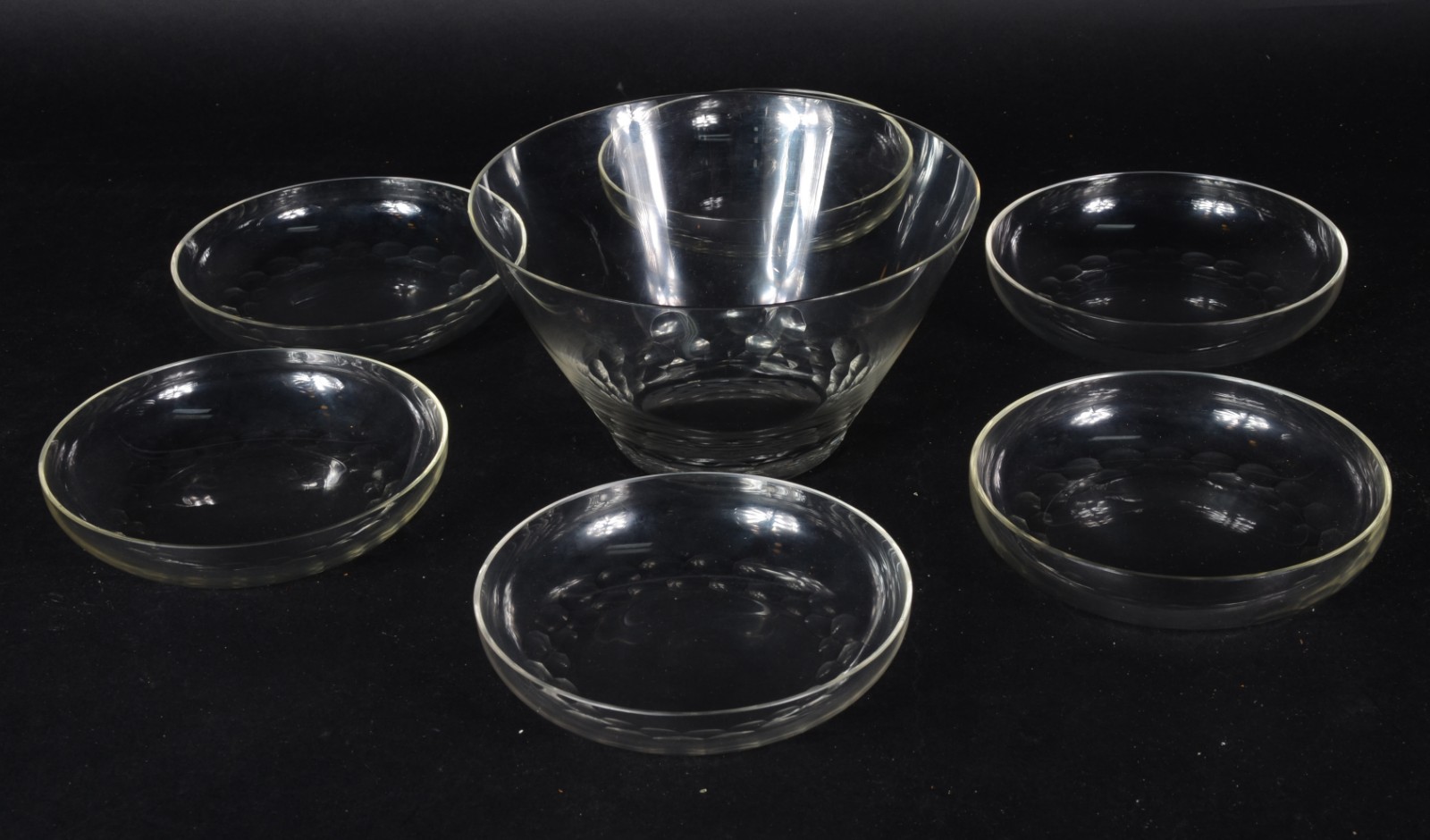 Conjunto de cristal com detalhes facetados, composto de saladeira e 6... - foto 1 de 4