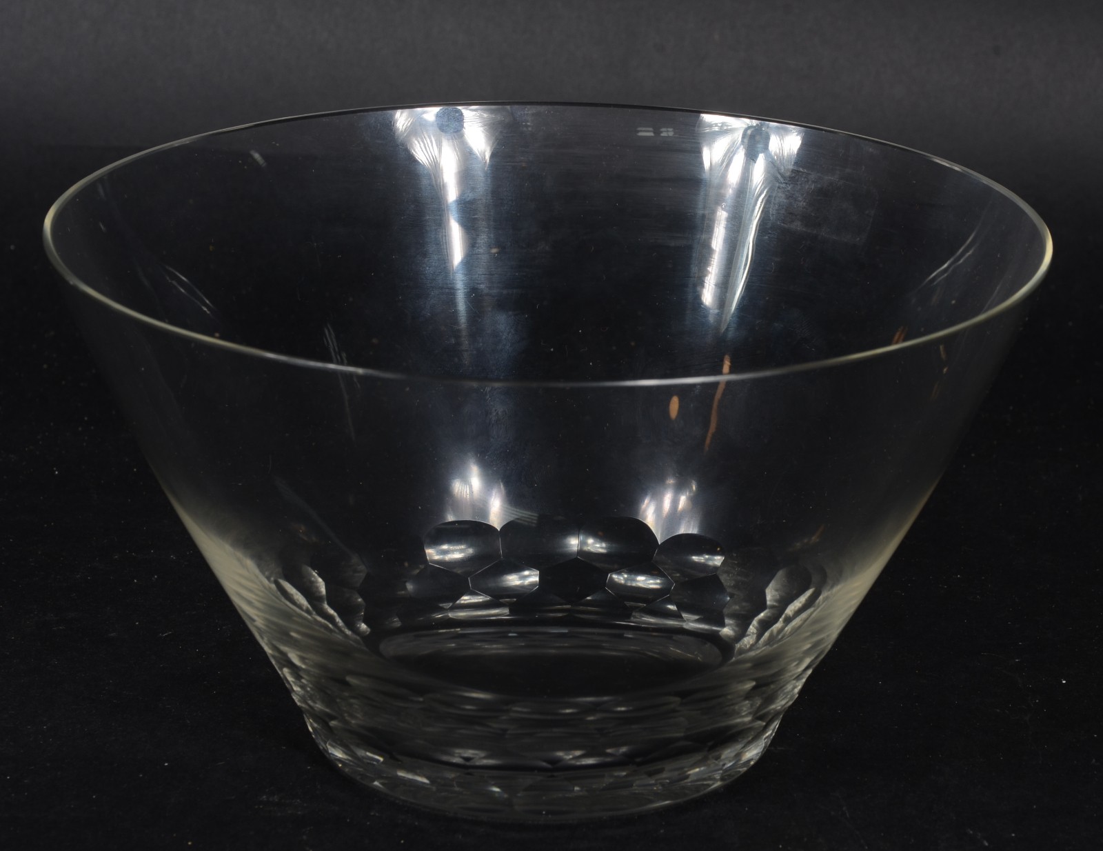 Conjunto de cristal com detalhes facetados, composto de saladeira e 6... - foto 2 de 4