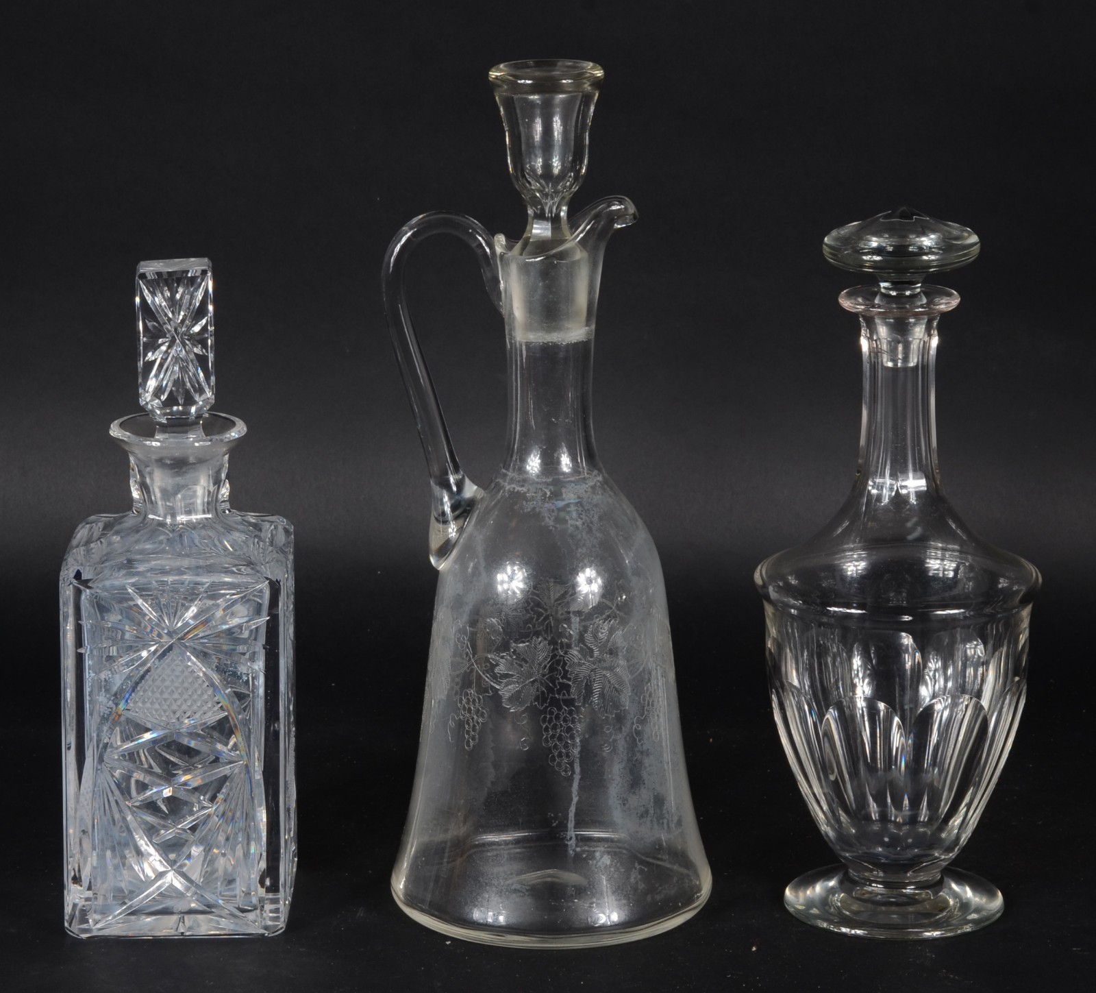 Três garrafas de cristal europeu lapidado, diversos modelos e... - foto 1 de 5