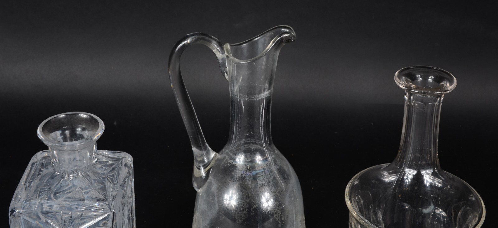 Três garrafas de cristal europeu lapidado, diversos modelos e... - foto 2 de 5