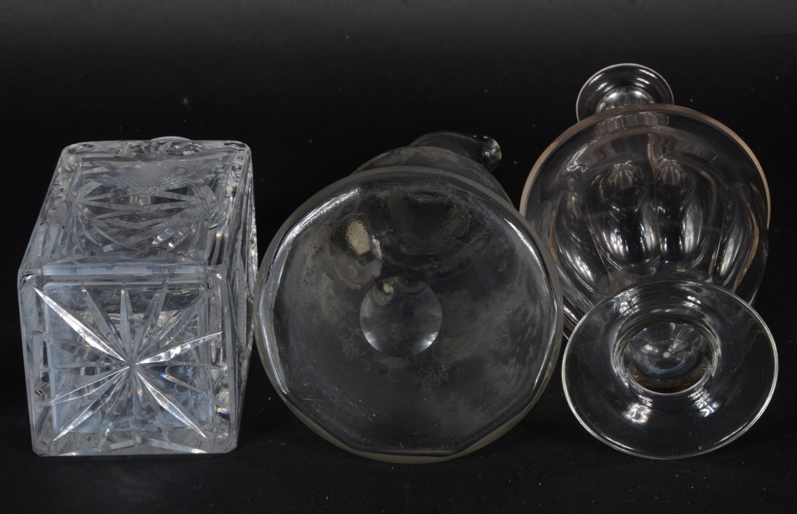 Três garrafas de cristal europeu lapidado, diversos modelos e... - foto 3 de 5