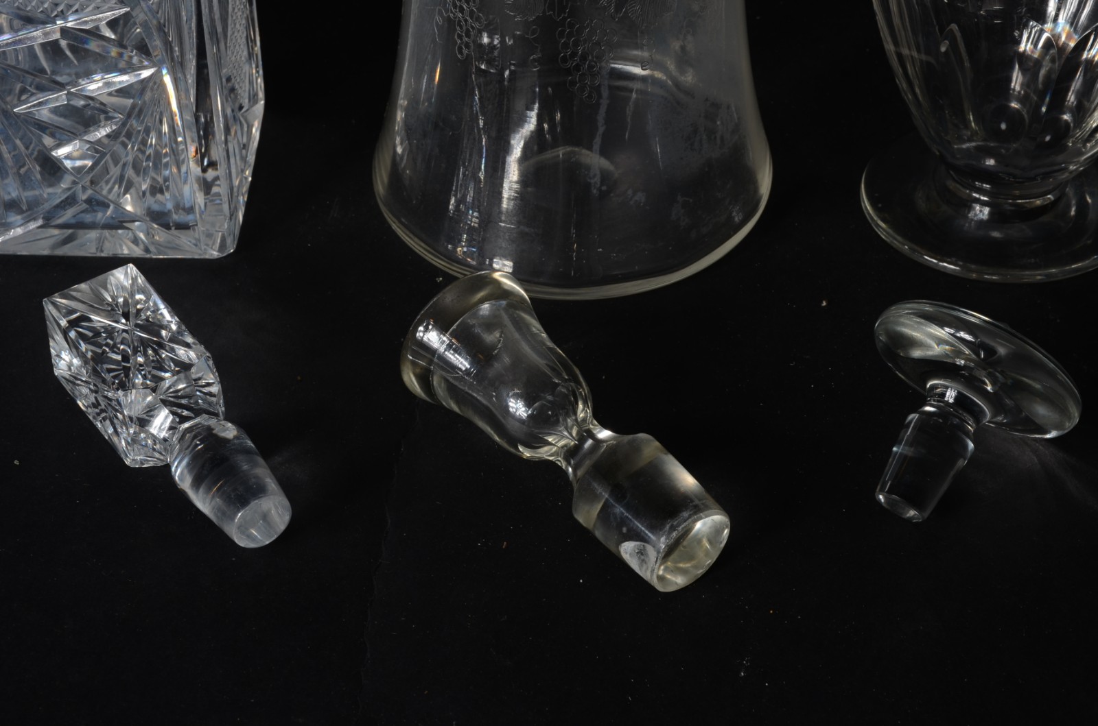 Três garrafas de cristal europeu lapidado, diversos modelos e... - foto 4 de 5
