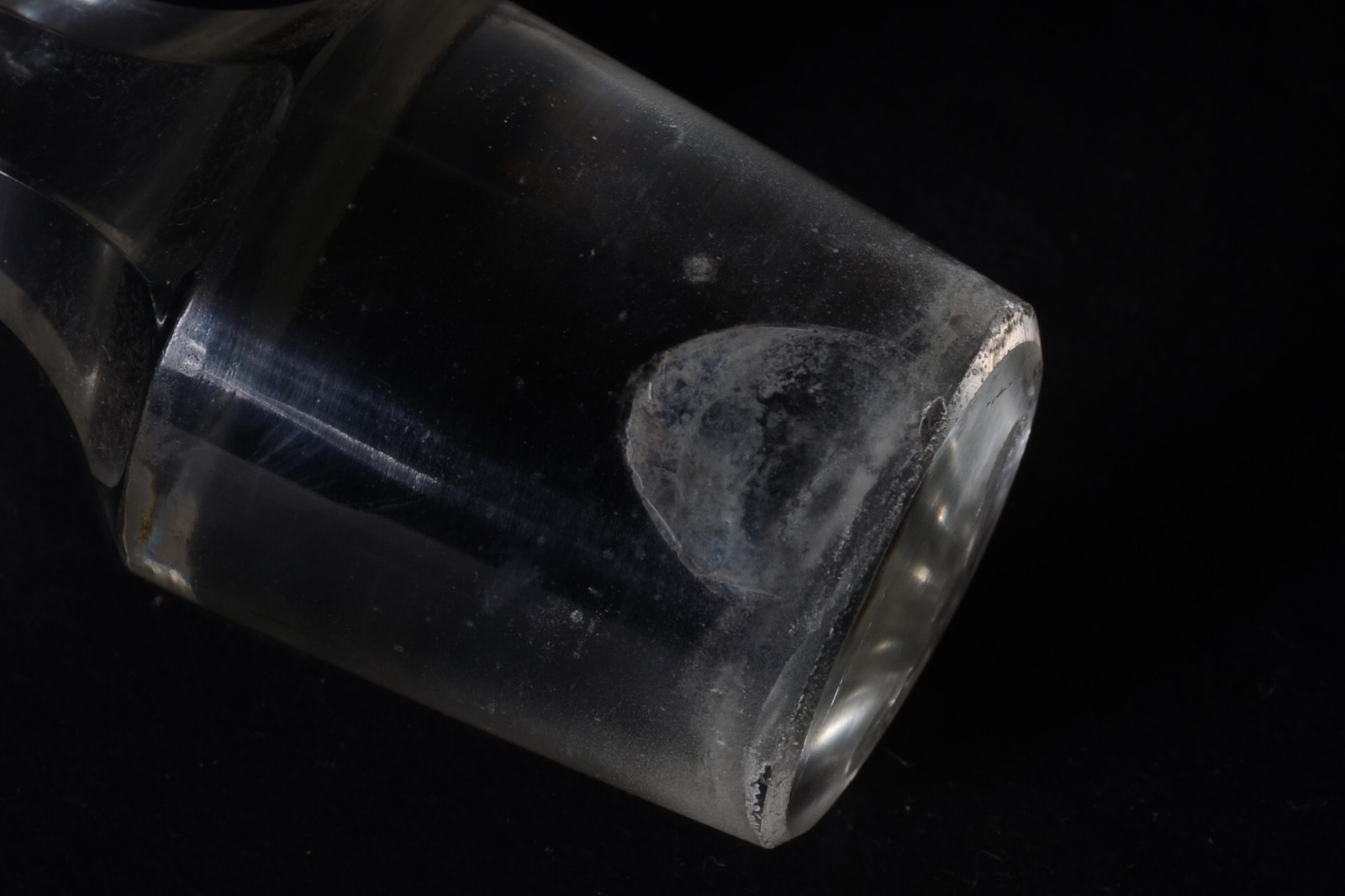 Três garrafas de cristal europeu lapidado, diversos modelos e... - foto 5 de 5